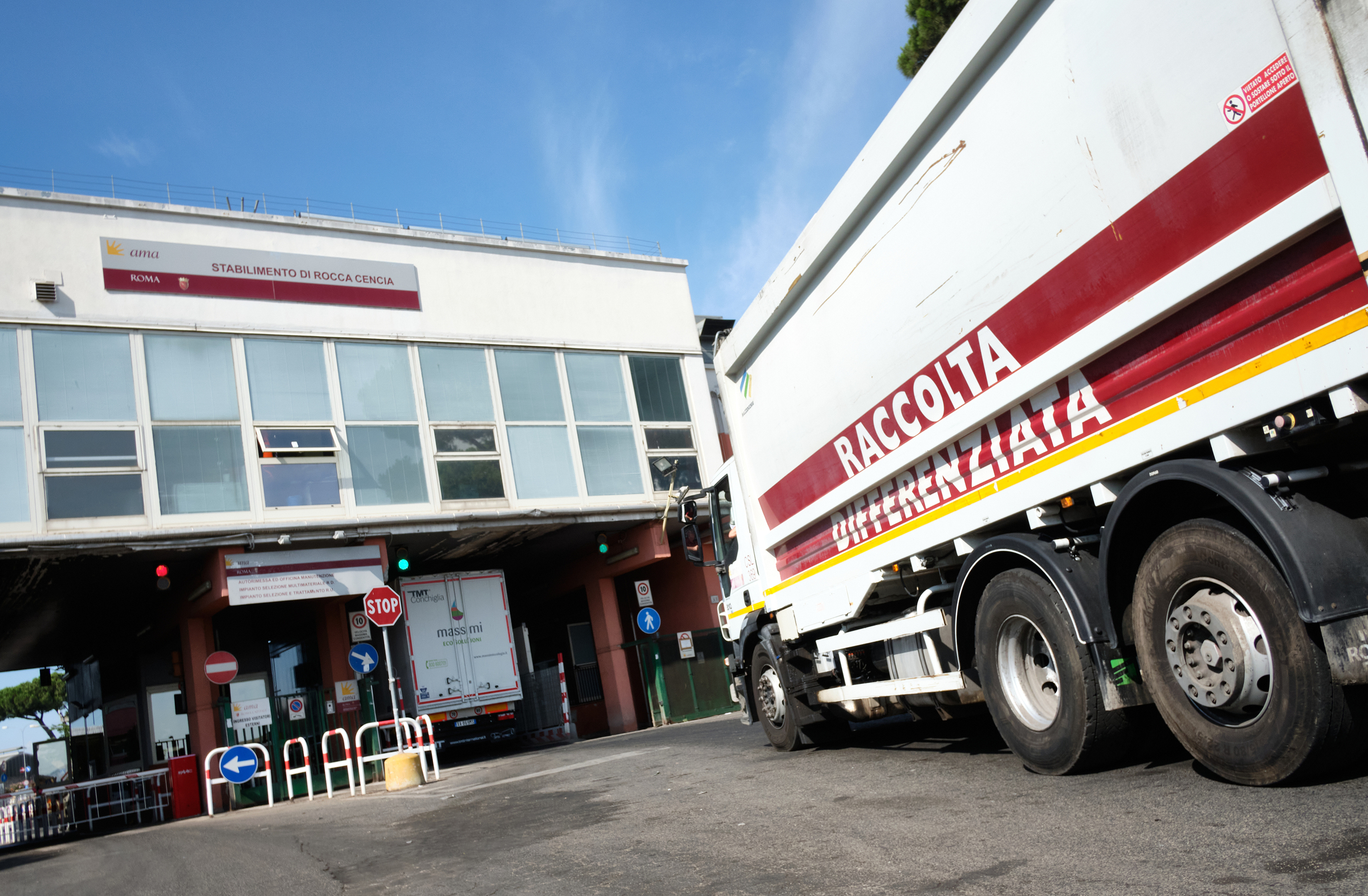 Rifiuti, a Roma vietati i sacchi neri. Approvato il nuovo regolamento - Il  Caffè di Roma