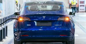 Tesla richiama 200 mila auto