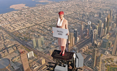 Emirates: altro incredibile spot: stavolta una hostess sale in cima al grattacielo più alto del mondo, con una A-380 che le vola intorno