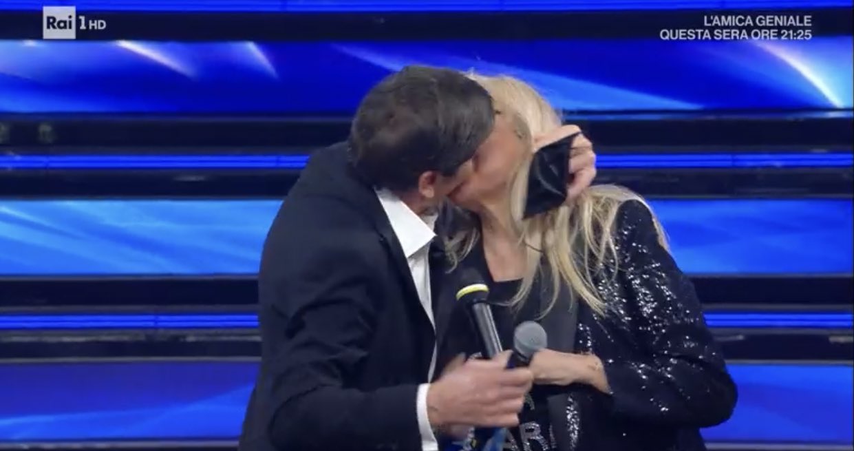Il bacio tra Gianni Morandi e Mara Venier