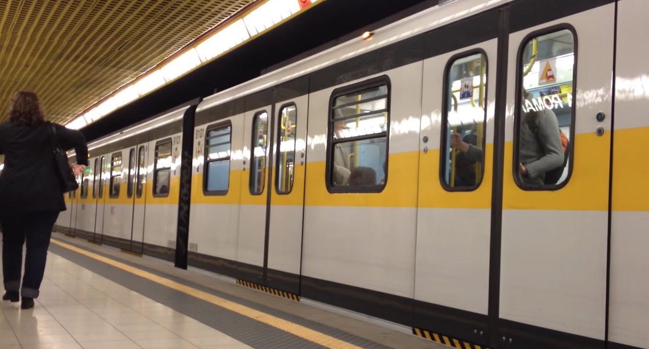 Tenta di buttare una sconosciuta sotto un treno della M3 - MetroNews