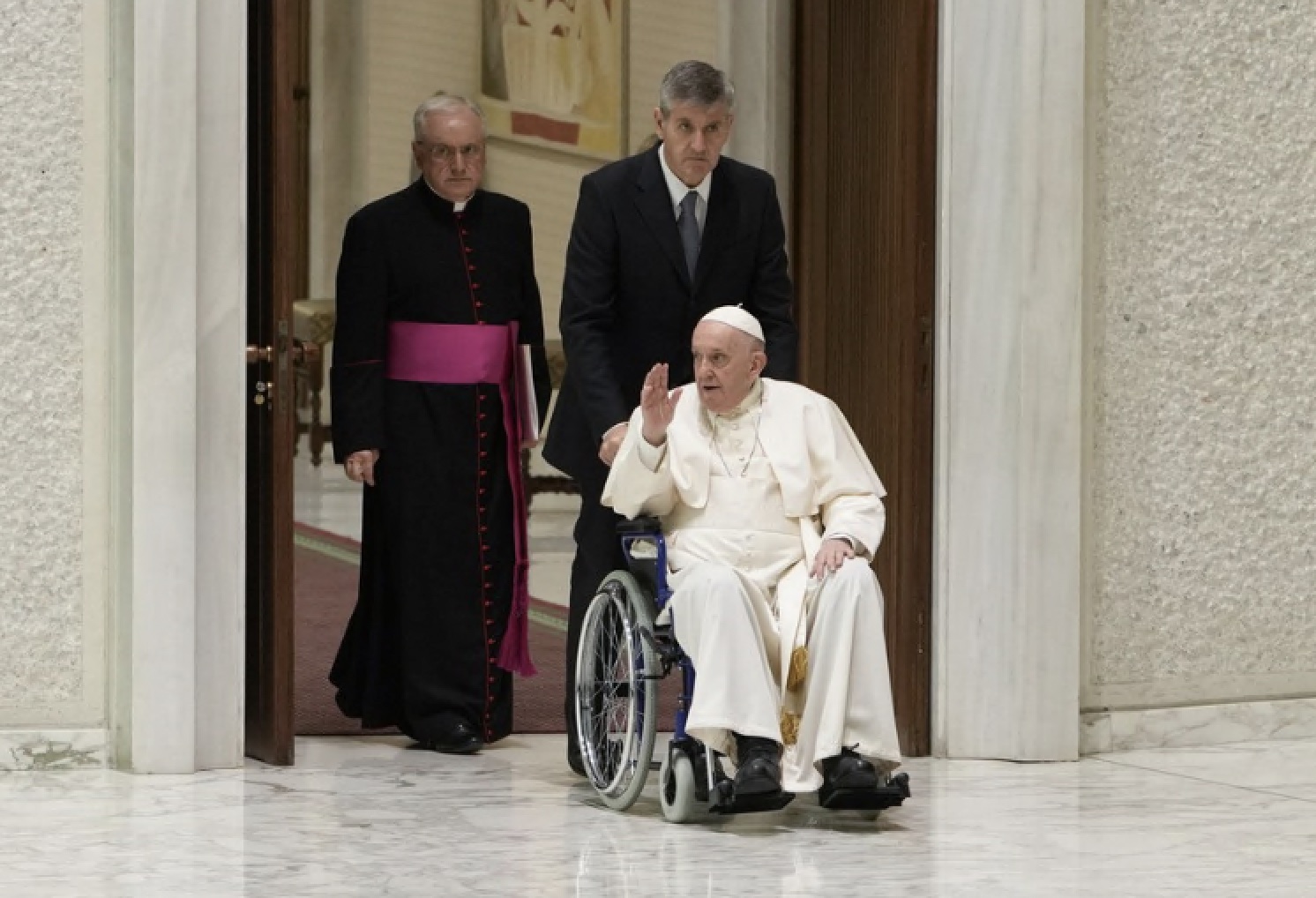 Il Papa sulla sedia a rotelle
