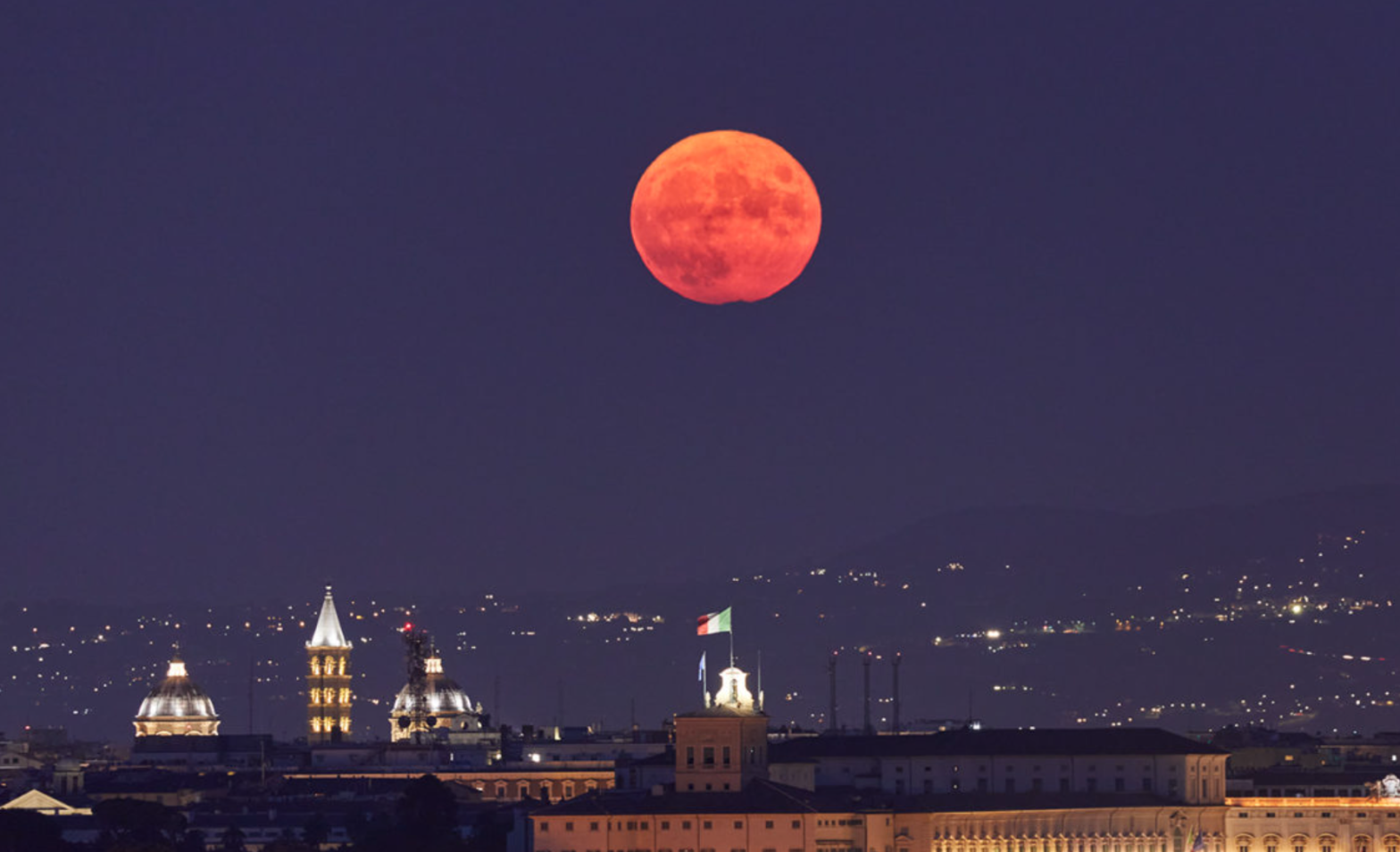 Spettacolo in cielo: arriva la doppia Super Luna piena di agosto