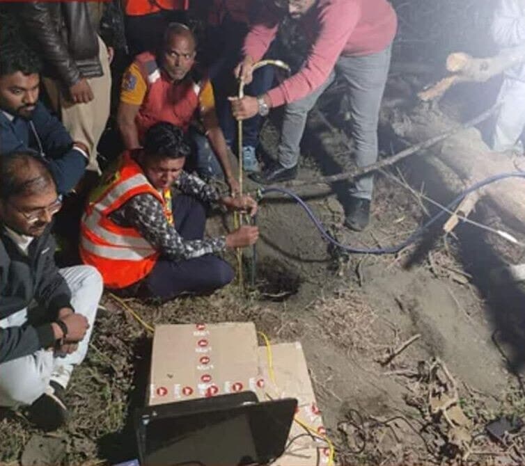 Bimbo di 8 anni cade in un pozzo profondo 17 metri: corsa contro il tempo  in India per salvarlo