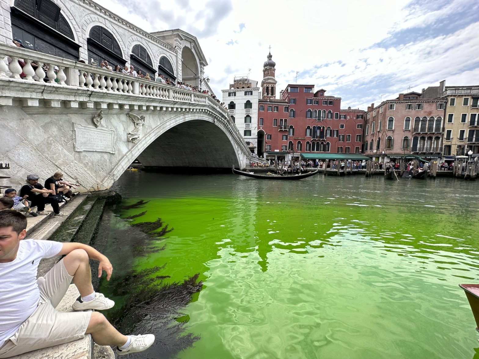 Venezia, acqua verde nel Canal Grande: «È un tracciante» - MetroNews