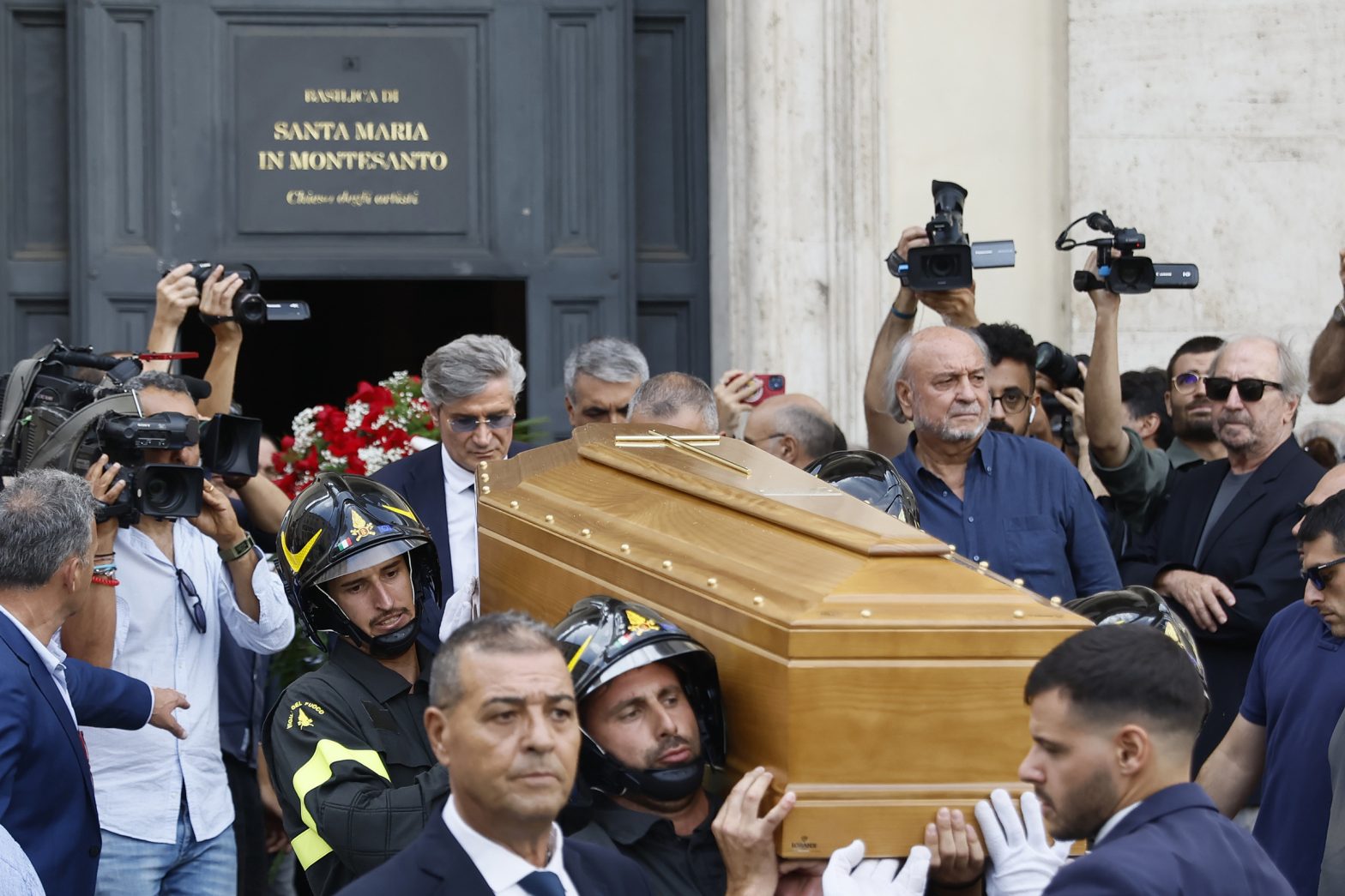 Andrea Purgatori, folla ai funerali - MetroNews