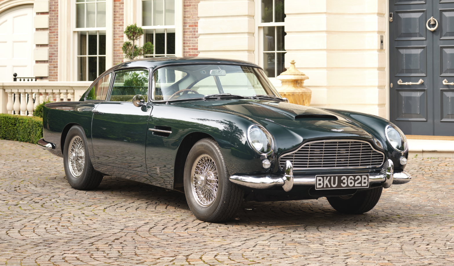 Sotheby's mette all'asta gli oggetti del mito di 007, dalle Aston Martin  alle locandine - MetroNews
