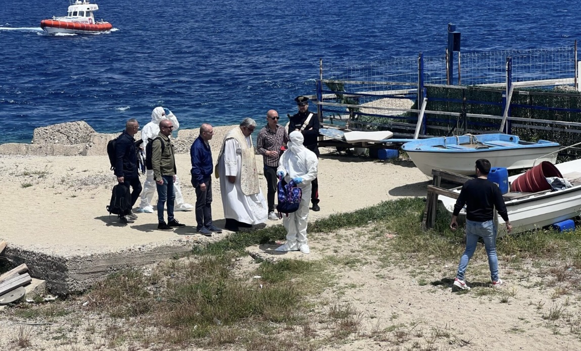 Reggio Calabria, Neonata Trovata Morta Tra Gli Scogli - MetroNews