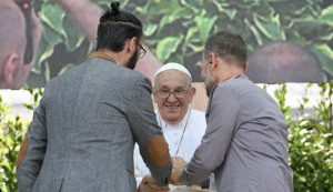 abbraccio davanti al Papa