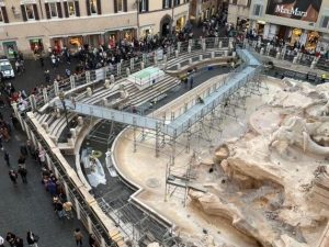 Nuova passerella su Fontana di Trevi